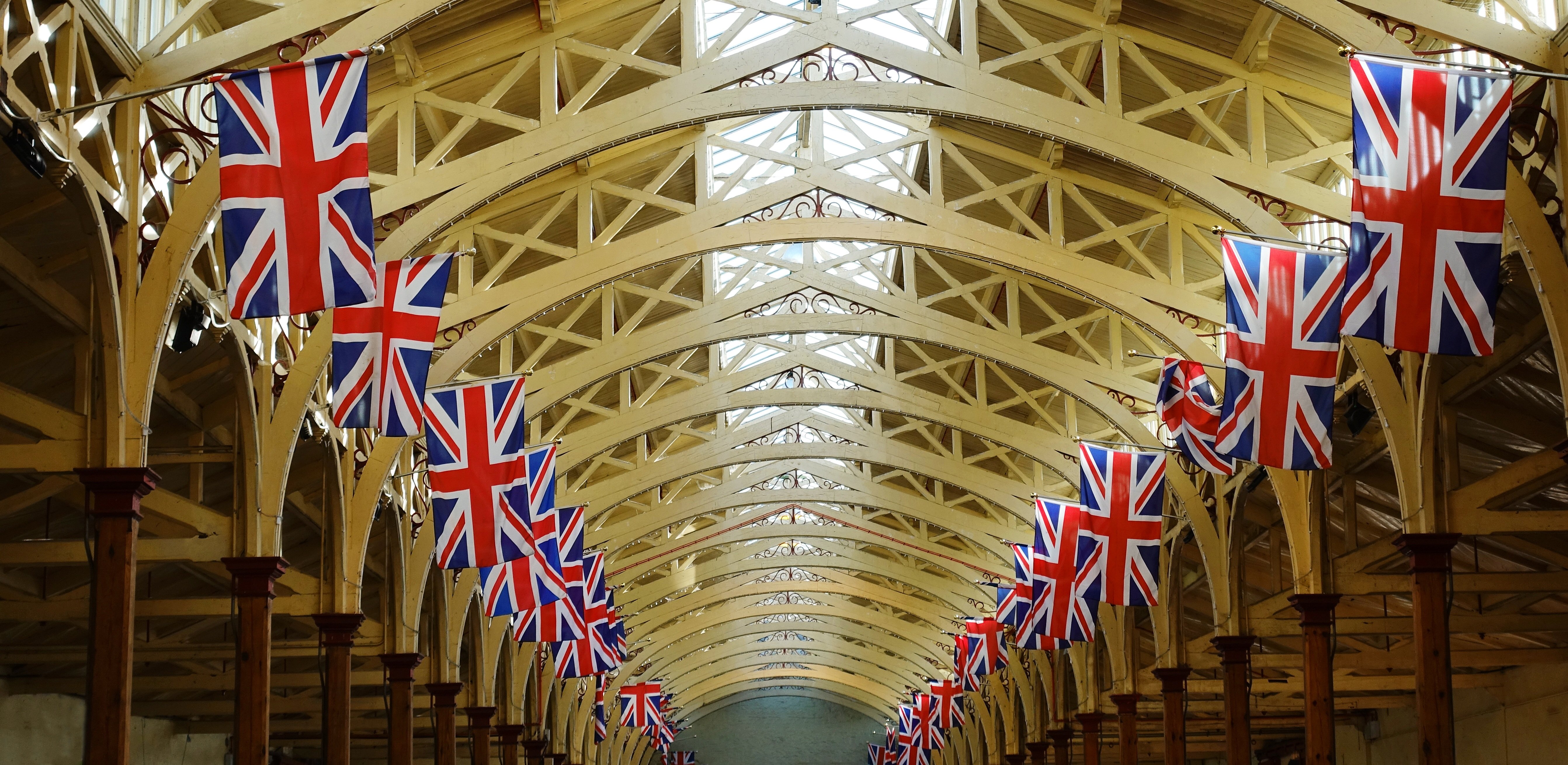 light-perspective-roof-building-celebration-arch-ceiling-hall-market-bunting-aisle-symmetry-flags-brexit-british-union-jack-britain-tourist-attraction-jubilee-devon-union-flag-barnstaple-hammer-beam-pannier-market-1389633.jpg